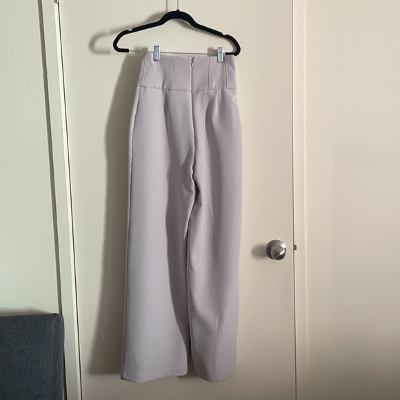 Grey Highwaisted Wide Legged Pants - Picture 2 of 4